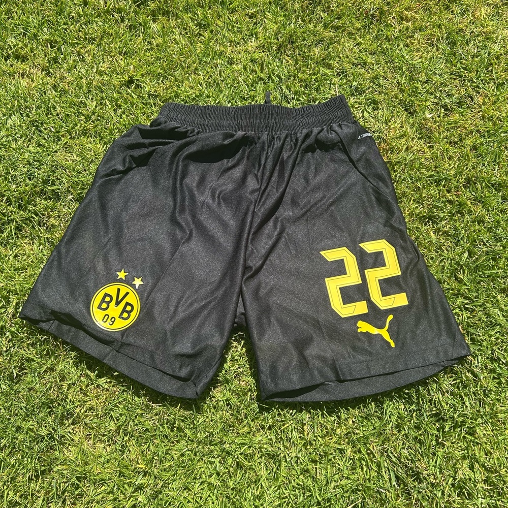 24/25 BVB Dortmund Home Player Version Shorts (Small) (#22)